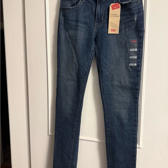 Levi's Sculpt Jeans in Dark Blue - Picture 4 of 10